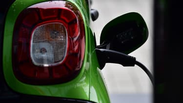 Le gouvernement prévoit aussi l'essor des bornes de recharge.