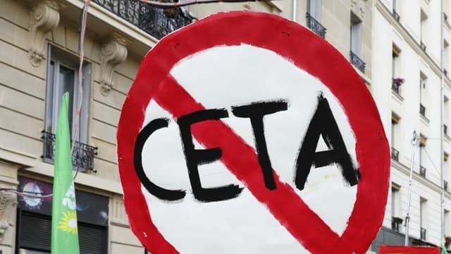 Des manifestants opposés au traité de libre-échange Ceta, en octobre 2016 dans les rues de Paris (Photo d'illustration).
