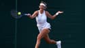 Victoria Azarenka exécute un coup droit en bout de course contre Daria Kasatkina à Wimbledon, le 7 juillet 2023
