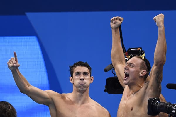 Michael Phelps (au centre) et Caeleb Dressel célèbrent le titre olympique du 4x100 mètres nage libre américain à Rio en 2016