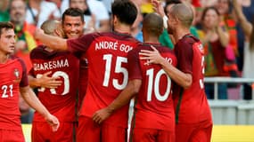 Les joueurs du Portugal autour de Cristiano Ronaldo