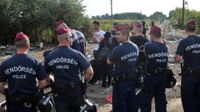Des policiers hongrois à la frontière avec la Serbie, le 14 septembre. 