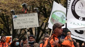 Les manifestants étaient près de 250 selon la police et 500 selon les organisateurs, rassemblés autour du collectif "Chasseurs de France en colère".