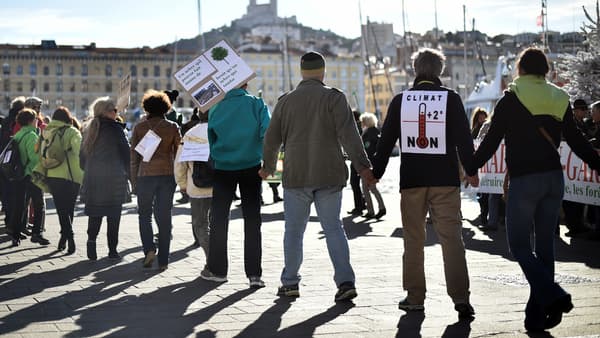 Des manifestants ont formé une chaîne humaine pour le climat à Marseille, le 29 novembre 2015. Des manifestants ont formé une chaîne humaine pour le climat à Marseille, le 29 novembre 2015.