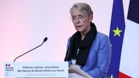 La Première ministre Elisabeth Borne lors de la présentation des mesures du gouvernement en réponse aux émeutes urbaines de juin, le 26 octobre 2023 à l'Université de la Sorbonne, à Paris