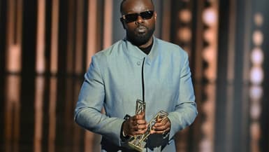 Le chanteur congolais Gims reçoit le prix du meilleur artiste masculin lors de la 40e édition des Victoires de la musique, à la Seine Musicale de Boulogne-Billancourt, le 14 février 2025