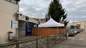 À Béthune (Pas-de-Calais), l'école Pasteur se situe à une cinquantaine de mètres d'une prison, provoquant de nombreuses incivilités.