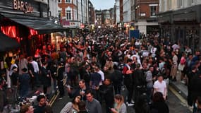 La foule dans les bars du quartier de Soho à Londres, ce samedi.