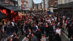 La foule dans les bars du quartier de Soho à Londres, ce samedi.