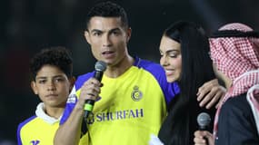 Cristiano Ronaldo entouré de son fils Cristiano Ronaldo Jr (à gauche) et de sa compagne Georgina Rodriguez lors de sa présentation à Al-Nassr, le 3 janvier 2023