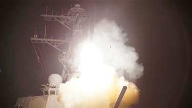 Tir d'un missile Tomahawk depuis le destroyer USS Stout croisant en Méditerranée. Une coalition de cinq armées occidentales a commencé samedi à bombarder des objectifs en Libye pour tenter de contraindre les forces de Mouammar Kadhafi à cesser le feu et à