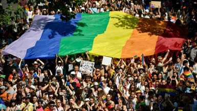 Un drapeau arc-en-ciel géant pendant la Marche des fiertés LGBT+, le 24 juin 2023 à Paris. (Illustration)