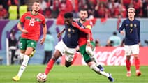 Aurélien Tchouaméni au duel avec Hakim Ziyech, à Al Khor le 14 décembre 2022