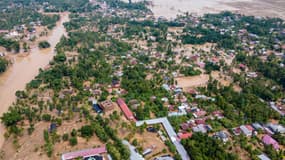 Une photo aérienne des maisons résidentielles endommagées par des crues soudaines à Meureudu, dans le district de Pidie Jaya, province indonésienne d'Aceh, le 28 novembre 2025.