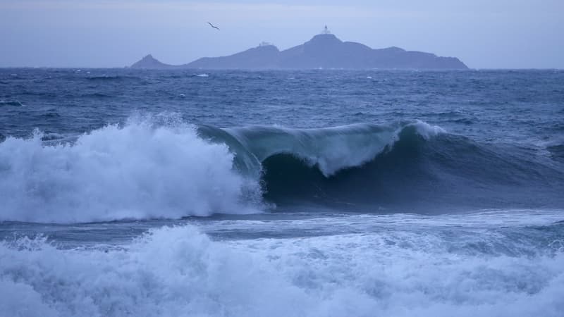 Des vagues près des îles sanguinaires, près d'Ajaccio, le 11 décembre 2017.