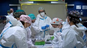 Des soignants se préparent pour faire des tests anti-Covid - Image d'illustration 