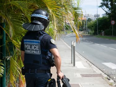 Un policier à Nouméa, en Nouvelle-Calédonie, le 15 mai 2024