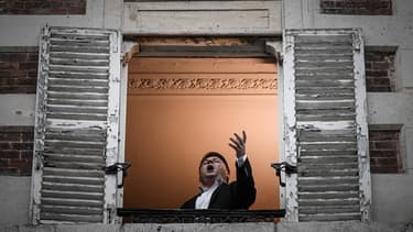 Le chanteur lyrique Stéphane Sénéchal à la fenêtre de son appartement à Paris, le 26 mars 2020