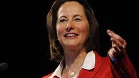 Ségolène Royal n'a pas tiré un trait sur sa vie politique malgré son échec à la primaire socialiste, affirme-t-elle dans un entretien publié jeudi dans Le Parisien. /Photo prise le 6 octobre 2011/REUTERS/Gonzalo Fuentes