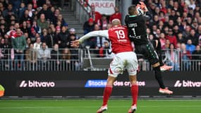 Anthony Lopes et Ludovic Ajorque au duel lors de la rencontre Brest-Nantes, le 4 octobre 2025