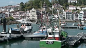 Sur cette photographie prise le 29 avril 2019, des chalutiers de pêche sont amarrés dans le port de Saint-Jean de Luz, dans le golfe de Gascogne, sur la côte atlantique française. 