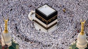 Des pélerins autour de la Kaaba à La Mecque, le 12 juin 2024.