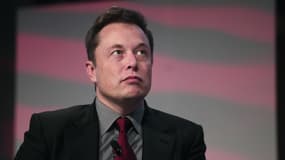 Dans un tweet publié lundi 16 mai, Elon Musk dit découvrir l’affaire dans la presse. Il lance une enquête interne sur les recrutements chez ses sous-traitants.