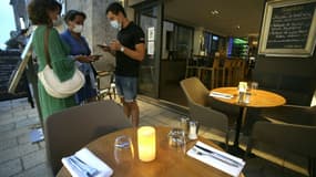 Vérification du pass sanitaire le 23 juillet 2021 dans un restaurant de l'Ile Rousse en Corse