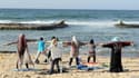 Des femmes libyennes participent à une séance de yoga sur une plage de Tripoli, le 14 avril 2016