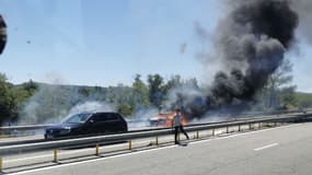 la voiture a pris feu aux alentours de 12 heures.