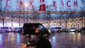 Une banderole géante "Tax the Rich" (taxez les riches) déployée par des militants d'Attac depuis le haut de la façade du futur hôtel Vuitton sur les Champs-Elysées, à Paris, le 24 février 2024