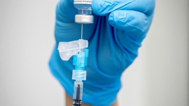 Un soignant prépare une injection du vaccin Pfizer-BioNTech à l'hôpital St James à Dublin le 29 décembre 2020 Un soignant prépare une injection du vaccin Pfizer-BioNTech à l'hôpital St James à Dublin le 29 décembre 2020