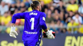 Le gardien de Cadix Jeremías Ledesma qui amène un défibrillateur en tribune lors du match contre le Barça en Liga, le 10 septembre 2022