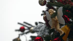 Des décorations dans un sapin de Noël (photo d'illustration)