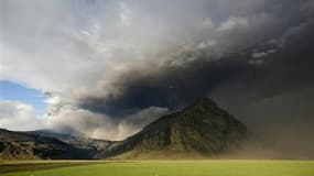 Le volcan islandais Eyjafjöll, dont l'éruption en avril a semé le chaos dans le trafic aérien européen, entraînant d'innombrables d'annulations de vol, a cesser de cacher ses cendres. /Photo prise le 13 mai 2010/REUTERS/Ingolfur Juliusson