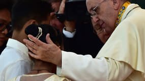 Le pape François avec une enfant, le 18 janvier à Manille.