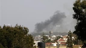 A Tripoli, après un raid aérien de l'Otan, en avril. L'intervention militaire internationale voulue par la France contre les forces fidèles à Mouammar Kadhafi en Libye recueille l'adhésion de 55% des Français, selon un sondage Ifop à paraître dans Dimanch