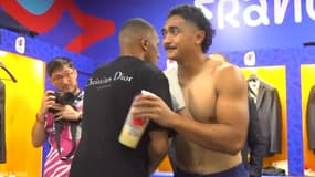 Kylian Mbappé qui salue Yoram Moefana dans le vestiaire après France - Nouvelle-Zélande, 8 septembre 2023