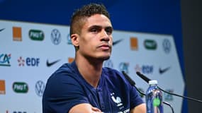 Raphaël Varane en conférence de presse avec les Bleus