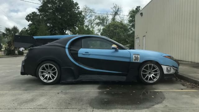 Sous cette "allure" de Bugatti Chiron, un simple petit coupé Hyundai.