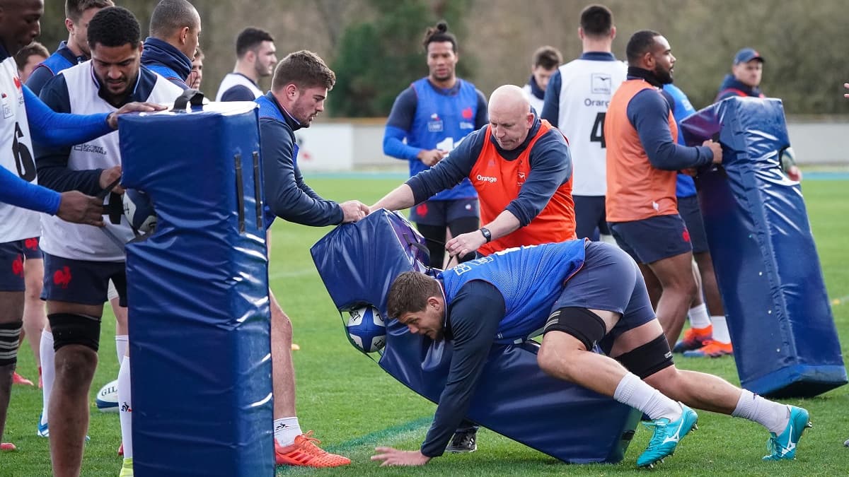 Shaun Edwards (en rouge) à l'entraînement avec les joueurs du XV de France