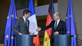 Le chancelier allemand Olaf Scholz et le Premier ministre français Gabriel Attal se serrent la main pendant une conférence de presse à la Chancellerie à Berlin en Allemagne le 5 février 2024. 