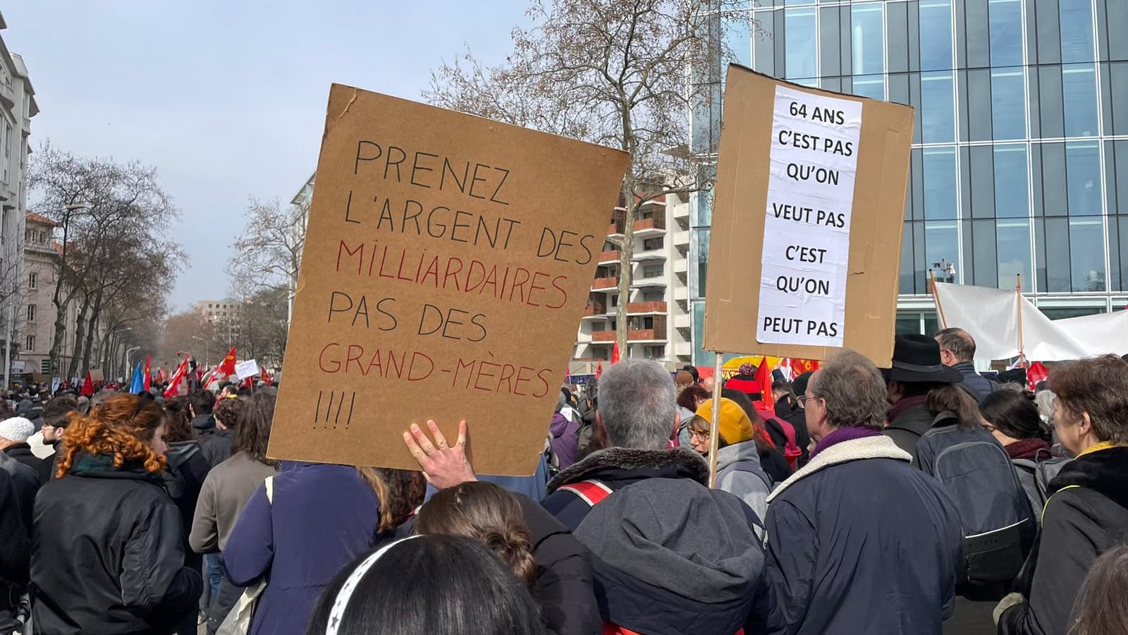 Des manifestants dans le cortège contre la réforme des retraites, à Lyon, le 7 mars 2023. Des manifestants dans le cortège contre la réforme des retraites, à Lyon, le 7 mars 2023.