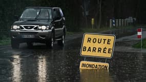 Un panneau indiquant une route barrée en raison de crues - Image d'illustration 