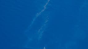 Des bateaux tentent de récupérer des hydrocarbures qui menacent les plages corses le 12 juin 2021 au large de Solenzara   
