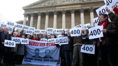 Rassemblement devant l'Assemblée nationale pour Hervé Ghesquière et Stéphane Taponier, les deux journalistes de France Télévisions détenus en Afghanistan depuis 400 jours. Leur comité de soutien a été reçu par les présidents des deux chambres du Parlement