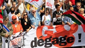 Quelques milliers de personnes ont défilé samedi au Havre, à l'appel d'organisations syndicales, associations et partis politiques, pour protester contre l'organisation du sommet du G8 en fin de semaine prochaine à Deauville. /Photo prise le 21 mai 2011/R