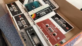 Des cassettes audio, fabriquées dans l'usine de RTM Industries à Avranches (Manche) en avril 2024.