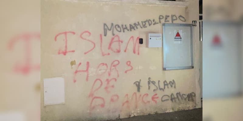 Des tags racistes ont été découverts sur la mosquée de Cherbourg (Manche) le 15 avril 2024. 