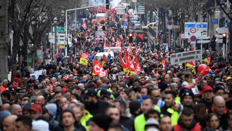 Des manifestants et membres de la CGT lors de la manifestation contre la réforme des retraites à Marseille, le 24 janvier 2020